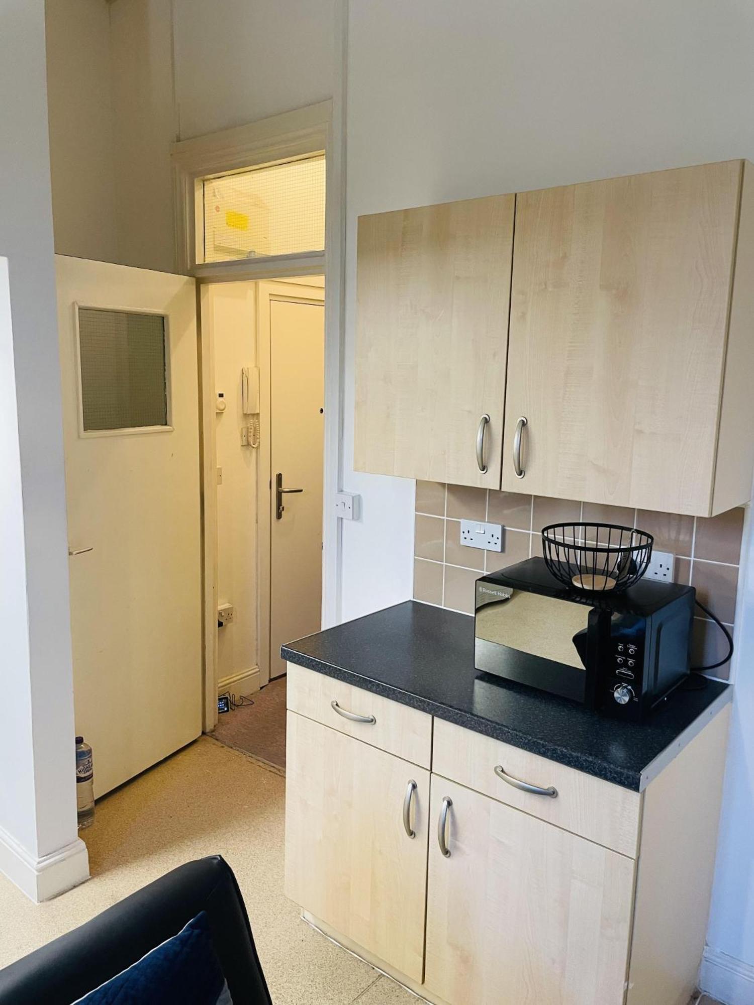 Bustling Western Apartment London Exterior photo