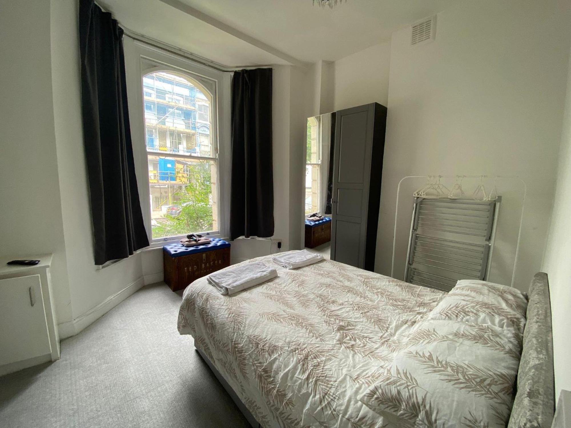 Bustling Western Apartment London Exterior photo